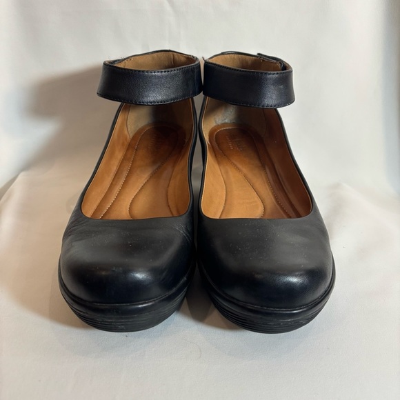 CLARKS Sz 9.5 Ankle Strap Velcro Closure Wedges Small Platform Leather Shoes - Picture 2 of 11